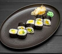 Ролл Маки Текка с авокадо