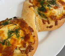 Восьмерка с фаршем и помидором под сыром