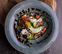 Салат со cвинoй вырезкой