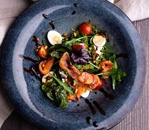 Салат с атлантическим лососем и брынзой