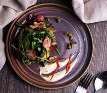 Горячий мясной салат с колбасками