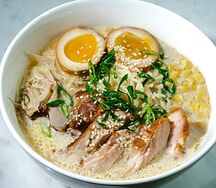 Сливочный рамен с курочкой