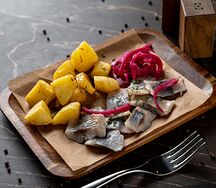 Сельдь с лучком и картофелем