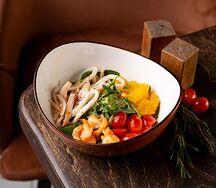 Салат с кальмаром и креветками