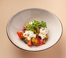 Спелые томаты с базиликом и страчателлой