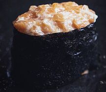 Гункан с лососем