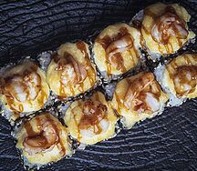 Запечённый ролл с крабом и креветкой