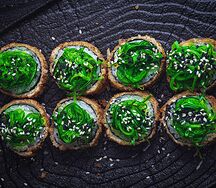 Тёплый Макс-ролл с чукой и ореховым соусом