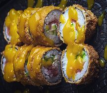 Тёплый Макс-ролл с тунцом и манговым соусом
