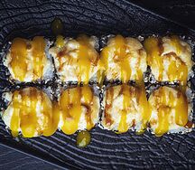 Запечённый ролл с тунцом и манговым соусом