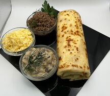 Блинчик с фаршем из говядины, сыром и грибами в сливочном соусе