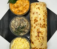 Блинчик с куриным филе в сливочном соусе, сыром и грибами
