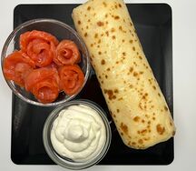 Блинчик с семгой и сливочным сыром Филадельфия