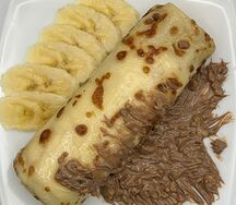Блинчик с шоколадно-ореховой пастой и бананом