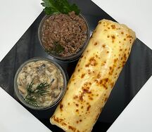 Блинчик с фаршем из 100 % говядины и грибами в сливочном соусе