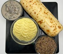 Блинчик с фаршем из 100% говядины, картошкой и грибами в сливочном соусе