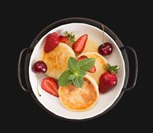 Сырники со сметаной и джемом
