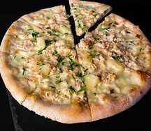 Пицца с курицей и ананасами