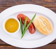 Альпийская колбаска с пражской булочкой и горчицей