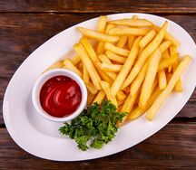 Картофель фри с кетчупом