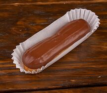 Эклер с шоколадом