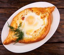 Хачапури по-аджарски с двойным яйцом