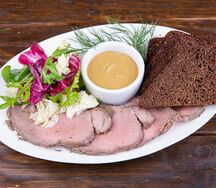 Ростбиф с микс-салатом и вялеными томатами