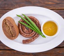 Колбаска улитка с булочкой и горчицей