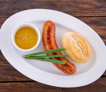 Нюрнбергская колбаска с французской булочкой и горчицей