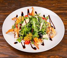 Салат с рукколой и креветками