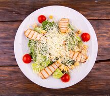 Салат Цезарь с курицей