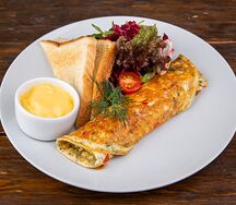 Омлет с сыром и помидорами