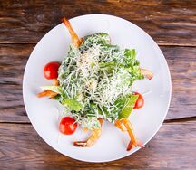 Салат Цезарь с креветками