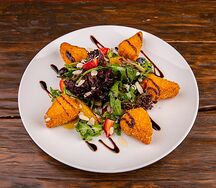 Салат с теплым камамбером