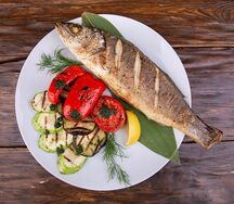 Сибас на гриле с овощами