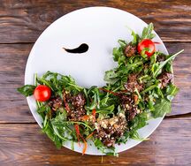 Теплый салат с куриной печенью и рукколой