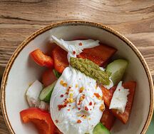 Овощной салат с моцареллой и яйцом пашот