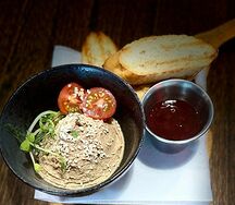Паштет из куриной печени с ягодным соусом