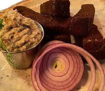 Чесночные гренки с салом