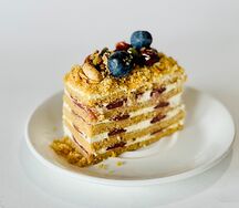 Медовик Vegan с клубникой