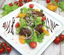 Теплый салат с куриной печенью