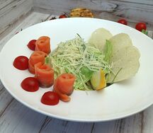 Салат Цезарь с семгой слабосоленой