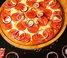 Пицца с сервелатом