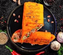 Шаурма куриная на углях в сырном лаваше