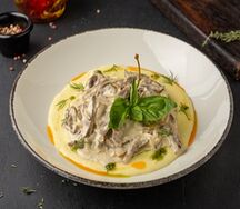 Бефстроганов из телячьего языка с картофельным пюре