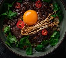 Жареный рис с яйцом и говядиной в кляре