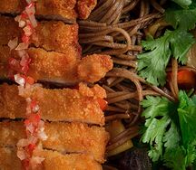 Лапша гречневая с овощами и курицей тонкацу