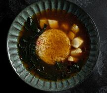 Бульон Даши с белой рыбой, рисом и водорослями вакамэ