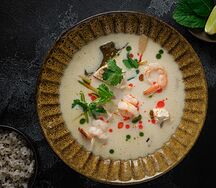 Суп том Кха с курицей и креветками