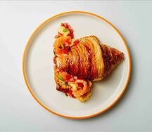 Круассан с лососем и скрэмблом